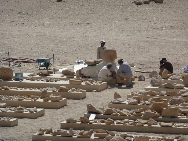 あっちでも、なにやら鑑定中。<br />スフィンクスかな、アレ。<br /><br />周りにも発掘したであろう、遺物がたくさん。<br />いつか組み立てられて、見られたりするんだろうか。