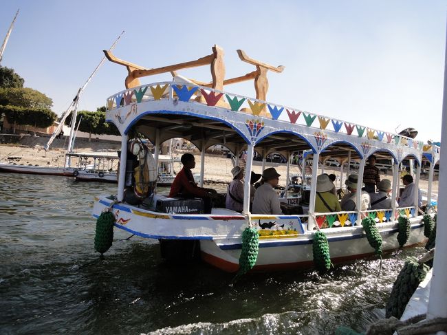 東岸へ戻ります。<br />時間短縮のため船に乗船。約１０分。<br /><br />バスの運ちゃんとは一旦お別れ。<br />うちらがゴハンを食べてる間に、４０分かけて戻ってきてくれます；<br />ショコラン〜！！<br /><br />全員では乗り切れないので、２つに分けて。<br />あっちは子供が運転してる；<br />後からスタートしたのに、アッサリと抜かれた。<br />こっちの運転手の兄ちゃんが怒ってるけど、全く聞き耳持たずな少年ｗ<br /><br />そしてエンジンがYAMAHAだ〜。