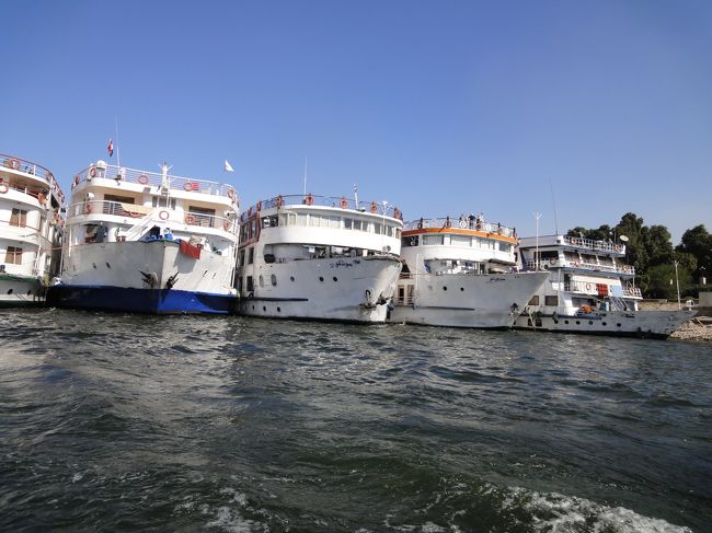 クルーズ船がズラリ〜と停泊中。<br /><br />停泊中は部屋から外の景色が見えないよね？<br />外の景色は、隣の窓。<br /><br />でも、憧れるな〜。