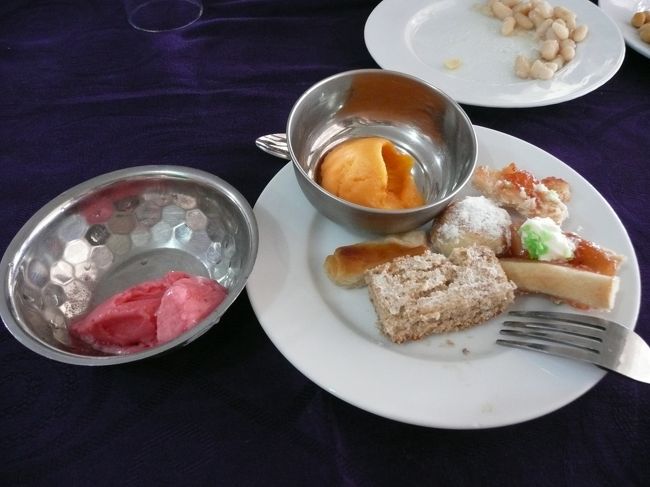 デザートは食べ放題だった。<br />ストロベリーとマンゴーのシャーベット。<br />当たり前のように美味しいです！！！！<br /><br />焼き菓子もシロップ風味だけど、甘さ控えめで口に合います〜。