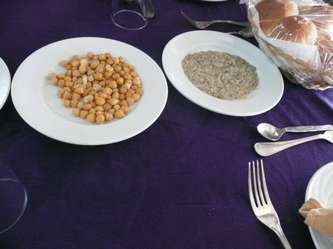 パンに付けて食べる前菜数種。<br />エジプトのレストランは、まずこのセットが必ず出てきます。<br />昼も夜も。<br />なすのペーストと、ひよこ豆。