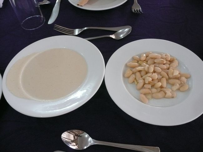 ごまのペーストと白豆？<br /><br />豆大好きっ子には、幸せです。<br /><br />私は全部混ぜ混ぜして、パンに挟んで食べました。