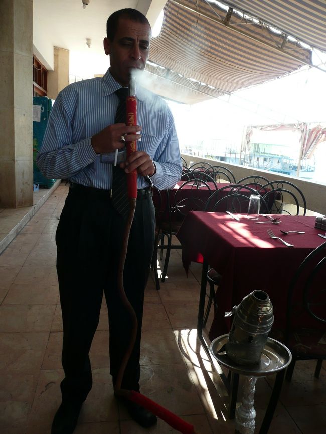 おお、水タバコ〜。<br /><br />一緒に写真撮らせて貰ったよ！<br />勿論チップは要求されましたがｗ<br /><br />最初「ベン、ベン」言っててなんのこっちやと思っていたら、「ペン」のことらしい。<br />エジプトでは日本のボールペンが人気ってのは、ホントだったんだ。<br />だいぶ使い古したヤツだけど、１本あげといたｗ<br /><br />ガイドのハマちゃんも水タバコ吸っていたので、私も吸わせて頂く。<br />最初、恐る恐る吸ってたら全然出てこなくて。<br />「モット、ツヨク！！」<br />で、ズウッと吸ったら、肺に入った。<br />ゲホゲホ(T_T)<br />タバコは苦手です；<br /><br />でも、初体験できて感激(*´∀｀*)<br />ハマちゃん、ショコラン！！