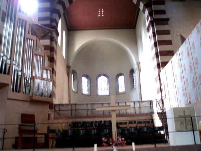 そしてここが祭壇だと思いました。<br />ずいぶんシンプルですね。<br />