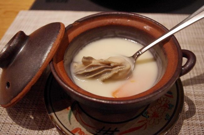 オイスターチャウダー。小鉢はお好きなものを選べます。<br />このほか鰤大根、静岡牛時雨煮、鳥賊と岩月　リンゴの酢味噌和え、公魚の南蛮漬けがありました♪<br /><br />カキがプリッとしてお口の中にするるんっとはいってしまふ。<br />おいし〜い。<br />そろそろ、お腹も苦しくなってきた〜。