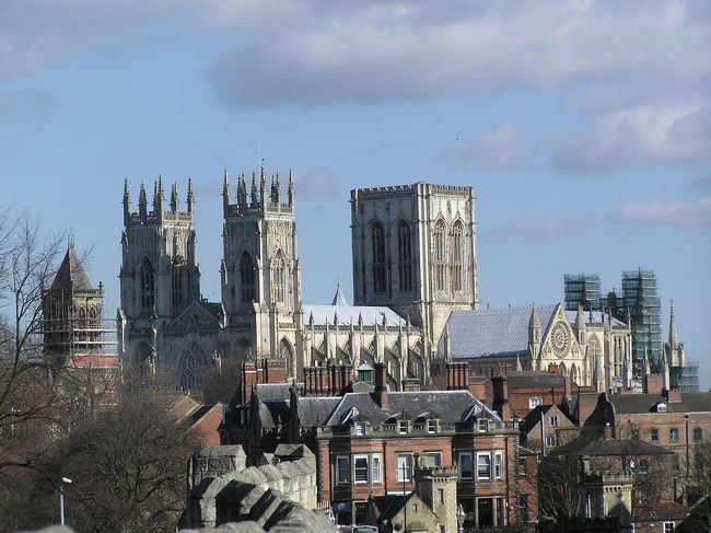 ヨークはたしか昔壁で街全体が囲まれていて、その壁の１部が今も残っていて歩けるようになっています。そこから撮った写真だったかな