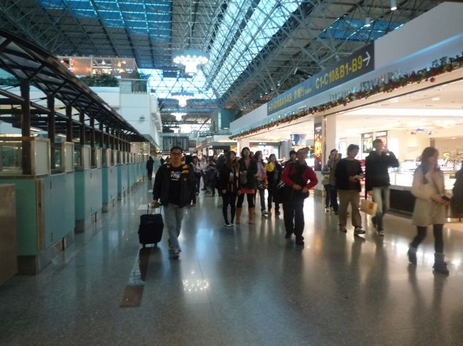 搭乗手続きを済ませて<br />ぶらぶら買い物〜♪