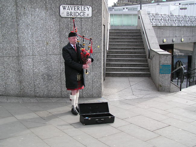 スカートのおっちゃん。たしかスコットランドの民族衣装なんだよね。