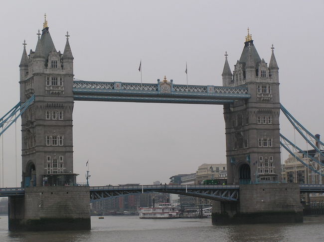 ロンドンブリッジです。この日は雨でした。
