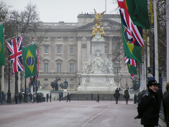 バッキンガム宮殿ですが、この日はどこかの国の偉いさんが来てるとかで、もの凄い警察の数でした。１００人近く、もっといたかも