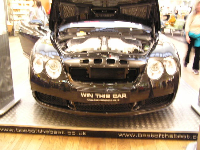 帰りのヒースロー空港ですが、ベントレーのコンチネンタルGTが飾ってありました。<br />確かこの頃はポンドがもの凄く高く１ポンド２３０円はしたような