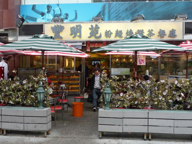 ワンタン麺とおかゆを頼みましたが、おかゆは微妙でした。