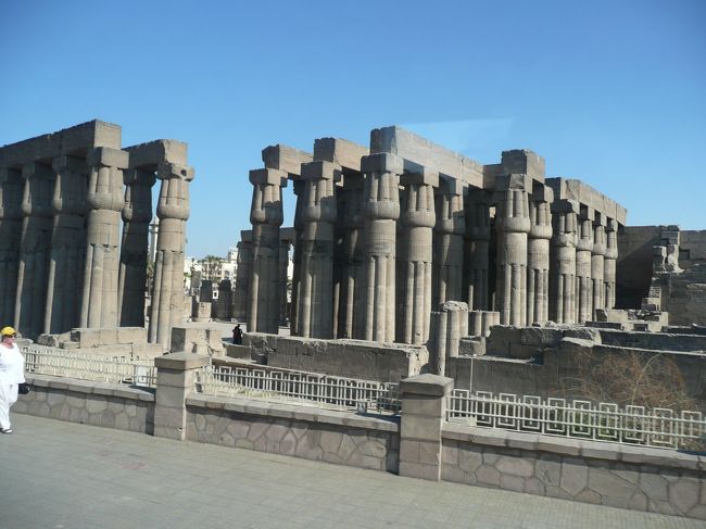 ホテルに戻る道すがら、昼間のルクソール神殿。<br /><br />昼間も両方見たかったな〜。<br />この後の、自由行動で行こうかな〜と思ってたけど、ホテルからはけっこう距離あるのよね。<br /><br />自由時間は三時間。<br />どうしよう。スークにも行きたいが、タクシー？<br />行きはホテルから乗れるけど、帰りはどうする？<br />歩いて２０分だから、私なら歩けなくもないけど、慣れない土地だしねー。<br />なにより、母上が疲れたと(;´д｀)