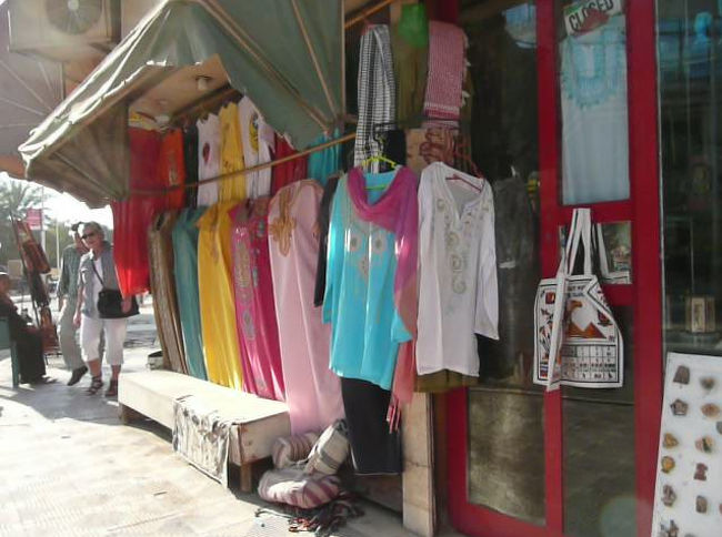 あらかじめ、目安を付けていた賑やかな通りに到着。<br />ちょっと道に迷ったけど、５分ぐらい？<br />そこから１０分ぐらいフラフラ歩いて、どの店に入るか物色。<br /><br />相変わらず声をかけられ続ける。<br />どこかまともな店か、見極めが難しいね〜ｗ<br /><br />でも、買い物はまだ楽かな。<br />納得いかない値段なら、買わずに出て行けるけど、車や馬車はいったん乗ったら、運転手が止めてくれるまで下りられないからね；<br />怖い噂が蔓延しすぎてて、ツアーの人でタクシーや馬車を利用して外出した人は皆無でしたヨ。<br />町中、タクシーと馬車があまりに余っている様を見ると、自業自得としか思えない。