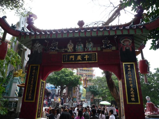 色々と派手なお寺でした。