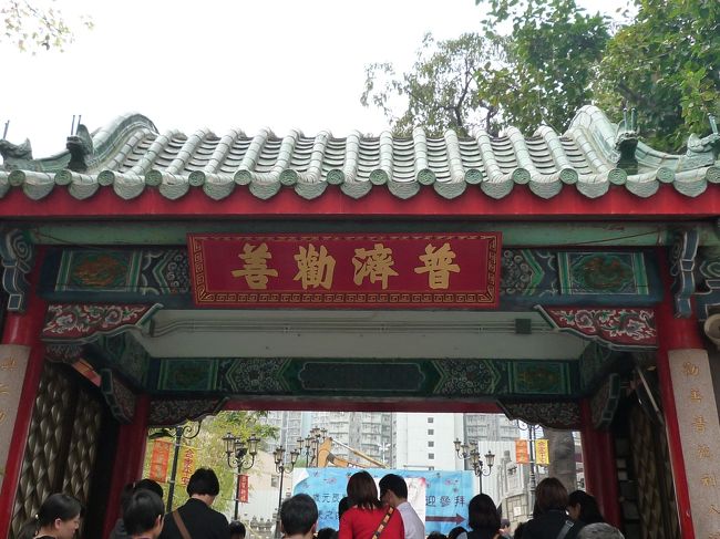 また別のお寺です。<br />画像には写ってませんが、門の下の辺りに賽銭箱のような箱があり、そこにみんなお金を投げ入れるのですが、お金が入っていくとこの穴が小さく、おっちゃんが長い定規で詰まらないようにがんがん突いてたのは驚きました。とりあえず私もお金入れときました　　（´ω｀）つ１０