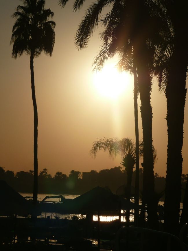 １時間半ほどフラフラして、部屋に戻り、休憩。<br /><br />そろそろ日が落ちる頃だな〜<br />ナイル川に沈む夕日は綺麗だろうな〜。<br />しかし……。<br /><br />この後は、昨日行く予定だったルクソール博物館へ。<br />確かに、こっちに持ってきた方が、ギチギチのスケジュールじゃなくて、体は助かるけど夕日が〜(T_T)