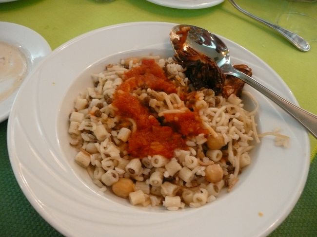 エジプトの庶民食。コジャリ。<br />ご飯とパスタとお豆。<br />上にはトマトソースと、フライドオニオン。<br />好みでお酢とチリをかけます。<br /><br />日本で言うところの「牛丼」的な位置づけ。<br />だからホントはレストランで食べるもんじゃないはずｗ<br />どこかのブログで言ってたけど、専門店で食べた方が断然美味しいだそうだ。<br />牛丼もそうだもんね………。「○野屋」「す○屋」しかり。<br /><br />それでも食べたかった料理を食べれて、私は感激。<br />好物だらけだしｗｗ<br />豆とトマトー！！<br /><br />でも、ツアーの方々は「猫まんま？」と不評；<br /><br />ホテルに戻ったら、早々に就寝の8:40。<br />なぜなら、また早起き地獄なのです(;´д｀)