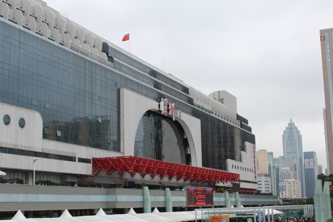 そして日帰りで深センに行っときました。香港からたった３０分ほどなのみ、がらっと景色がかわるね<br />地方から出てきて大きい荷物を持って帰る人とか。