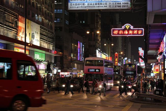 今回もCrystal Jadeのチャーハンを食べに行きましたが８時頃だったのでもの凄い人でした。でも、どーしても食べたかったので待つ事に<br />結局４０分程待って相席で入れました。ほかにも今回はハーバーシティのBLTバーガーに行きました。<br />なかなか本格的な味で満足できましたがシェイクは甘過ぎました（´ω｀；）