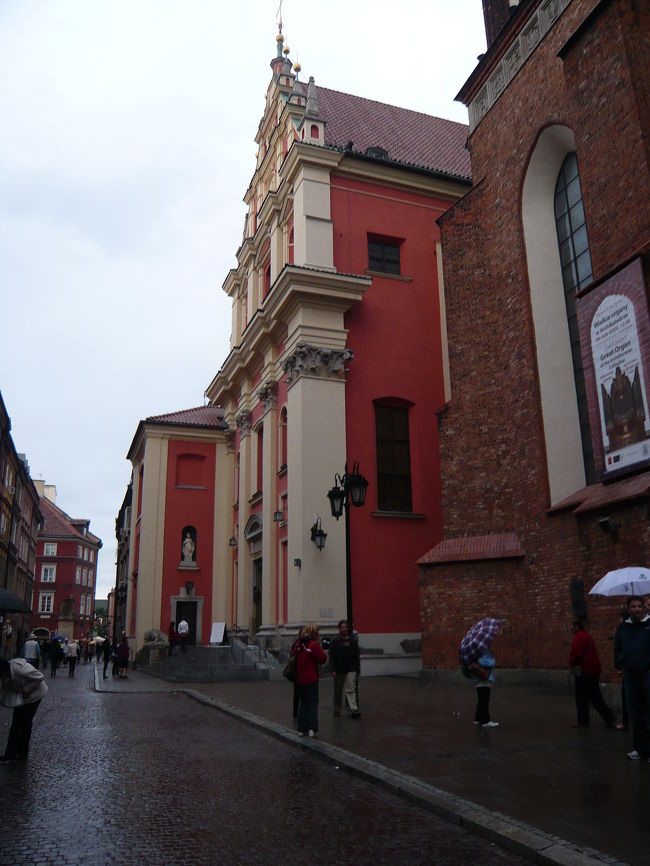 煉瓦の街並みの中に１か所可愛らしい色合い