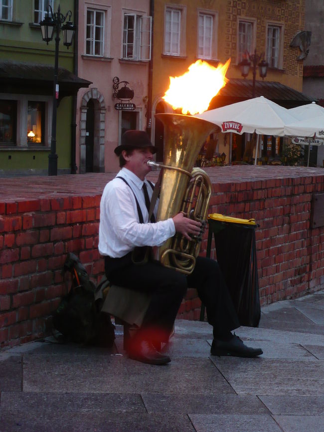 チューバを演奏しながら火を噴くパフォーマー