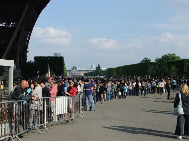 ここでもチケット買うまでに１時間以上並びました…。<br />ベストシーズンだし、エッフェル塔は有名すぎるし、しょうがないんだけどね。