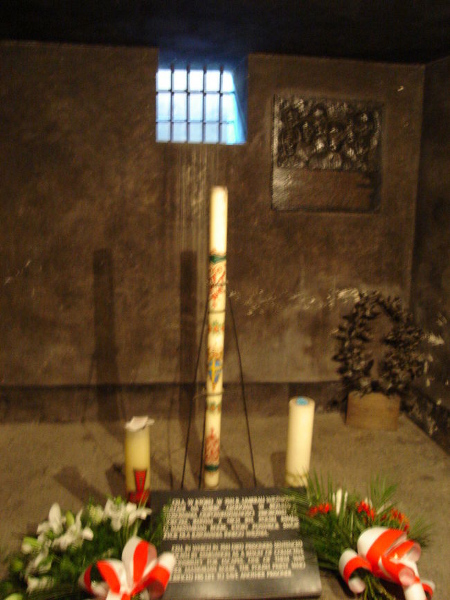 第11ブロック地下：監房<br /><br />地下にある監房には、囚人、収容所付近の囚人を助けようとした一般市民、囚人の脱走の仕返しとして餓死を宣告された脱走者の仲間、収容所の規則に違反したとSSにみなされた囚人などが入れられた。