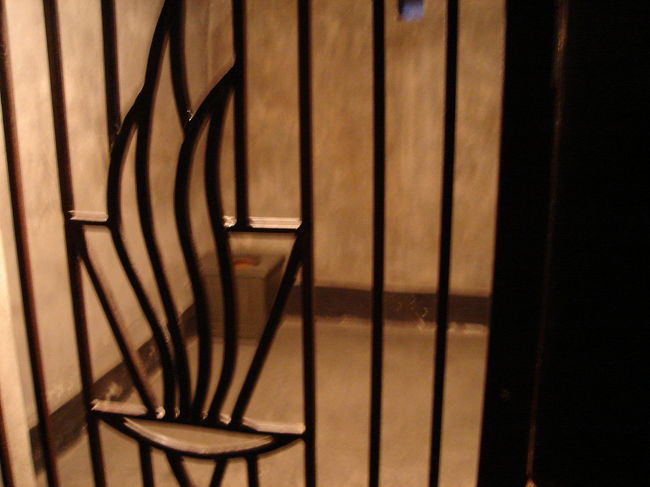 第11ブロック地下：監房<br /><br />地下の監房では、「地下の掃除」と呼ばれる選別を定期的にSSが行っていた。選ばれた囚人は懲罰班に行かされるか、または銃殺されるかした。地下には3種類の監房があり、多くは尋問中の囚人が入れられた。