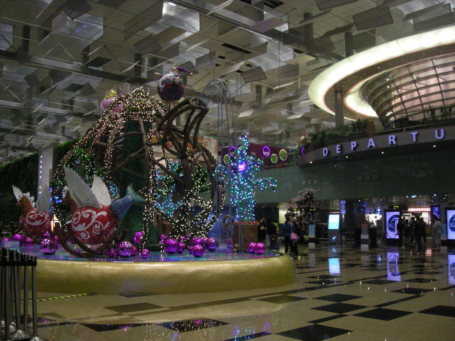 at Changi airport.<br />チャンギもクリスマス仕様でした。<br /><br />20th 6am SGT
