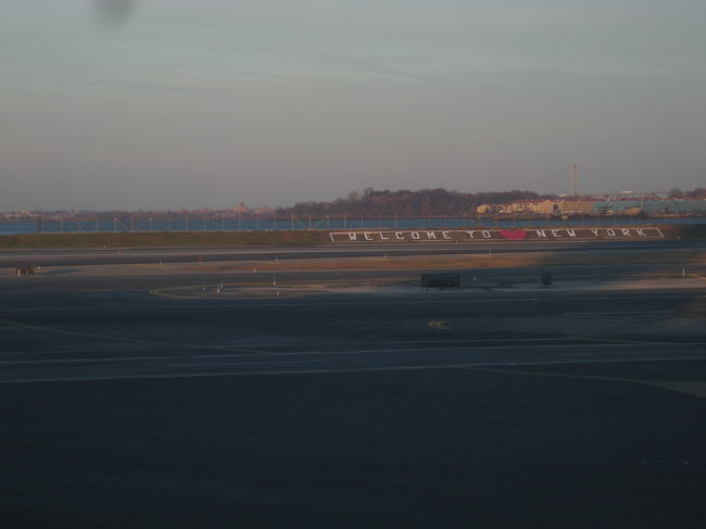 arriviiiiinnnnnnnggggggggg!!!!!!!!!!!!!!!!!!<br /><br />ラガーディア空港です！<br />WELCOME TO ♥　NEW YORK<br /><br />20th 2pm NY<br /><br />ロングフライト、時差もあって、この日はおとなしくそのまま就寝･･･