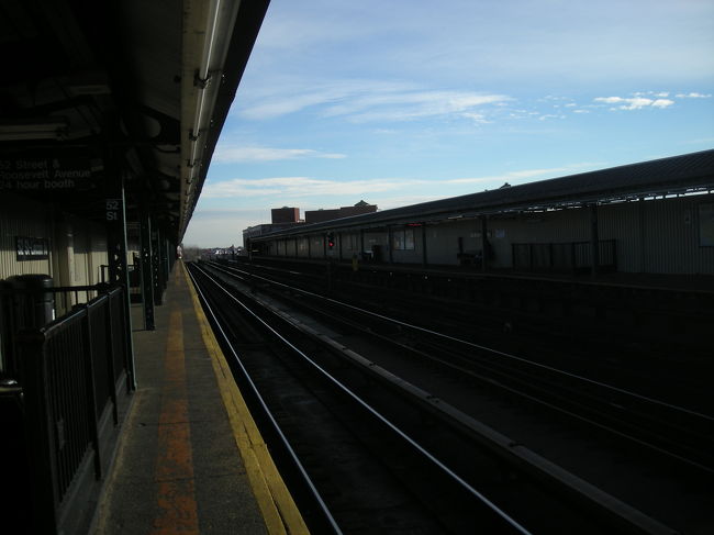 宿泊先の一番近い駅のplatformからの風景。<br /><br />くだり方面。