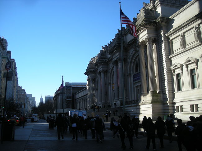 ta da-!!!<br />メトロポリタン美術館。<br /><br />早い時間だったようで、入るときは人が少なかったです。<br />ここではフリーでコートを預かってくれます。便利！<br /><br />ここで、NY city passを購入。