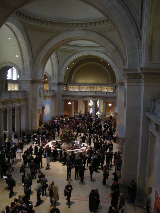 友達との待ち合わせ時間があったので、途中だったけど出てきちゃいました。<br /><br />entrance lobby @ MET