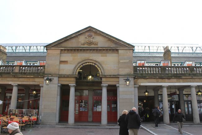 コベントガーデンです。<br />この駅に着いた時エレベーターが行ってしまい、数人が階段で地上にあがって行きました。階段の方が早いと思いついていくと、上っても上っても出口が見えない（´ω｀）しばらく上ってもまだ着かない（´ω｀；）数百段あったように感じました。<br />今回のイギリス旅行ですが、偶然なのか、奇跡的なのかそれほど不味いと思った店はありませんでした。<br />トルコ料理や、ベジタリアンのインドカレー屋などです。それでふと思ったのですが、イギリスに住む外人の方がやっているレストランは美味しい店が多いかもしれません。<br />特にインドカレー屋は日本より美味しく感じました。<br />