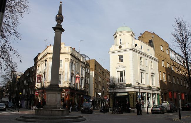 インドカレーの中でも、抜群に旨かった店があります。コベントガーデンの駅を出て左に行きすぐ右にあがります３分程歩いて右に曲がります。そこのインドカレー屋がびっくりする程美味しかったです。ロンドンを出発する前夜、なにか美味しそうなものを食べたいと思いうろうろ、それでこのレストランを見つけました。夜７時頃その時点でそこそこいっぱいだったので、カウンターのような席に案内されました。<br />値段は高い事もありません。普通のイギリスのレストランよりも少し高めくらいです。それで、とりあえずいろいろ入っているセットを頼みました。<br />３種類のカレー、サラダ、タンドリーチキンなど。そこにドリンクをたのみました。料理を待ている間にもどんどん人が増えて行き、行列が店の外まで伸びていました。<br />うま〜いと思いながら食っていると店員さんが声を掛けてきました。追加のメニューと取りにきたと思いNoと言いましたが、ちょっと困ったような顔をして再び声を掛けてきました。しつこいと思いながら何を言っているか聞いてみるとか『料理はおいしいですか？』って言っていました（；´ω｀）<br />これはまずいと思いながらすぐさまOf Courseと答えると、もの凄い笑顔になって、いや〜Noって言われた時はびっくりしたよwすごく怖かったもんっていわれました。人の言う事はちゃんと聞かないとだめだね（´・ω・｀）<br />それからデザートを頼んで結局３０００円程でした。出て行く時も列できていたのでそこそこの人気店だったのかな？？<br />