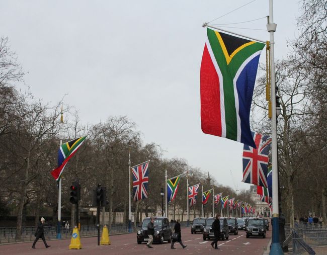 数年ぶりに再びバッキンガム宮殿に行ってみました。すると前回来た時と同様国旗が掛けられていました。またどっかの国の偉いさんがきてるんだろな〜と思い歩いていると、映画のワンシーンのような光景を目にしました。信号が信号が赤だったのですが、そこに急に2台の白バイが止まり車を止めました。そこの数台の白バイに囲まれた高級車がブレーキも踏ますスピードを出して通り過ぎて行きました。<br />かっこよかったな＝（・ω・）
