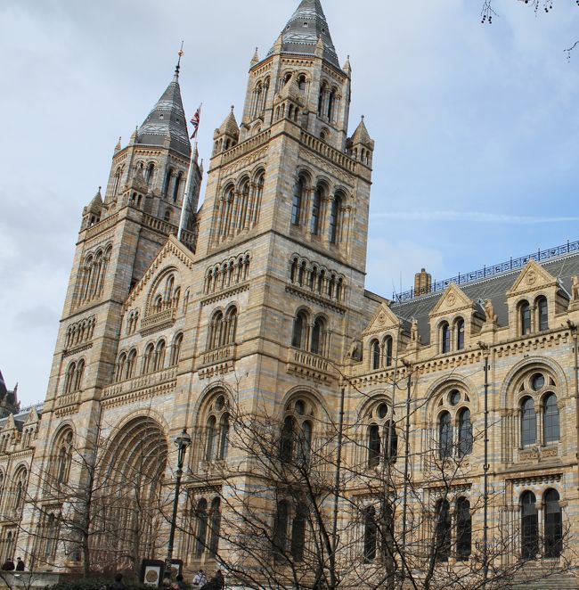 この日はとりあえず博物館巡りでまず、自然史博物館。<br />外観がかっこいい