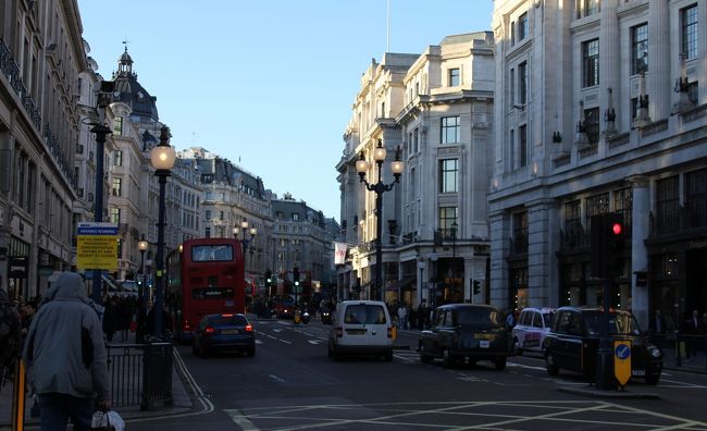 たしかこの近くにあったプレスタットっていうチョコレート屋に行ったんですが、チョコレーを頼むとき、え〜っとこれhundredグラムくださいって日本語混ざりの英語を話すと、日本人ですかって言われました。<br />店に居た店員の方が偶然日本人だったので色々と人気のある物を聞けたのでよかったですね〜<br />色々買ったけどどれも美味しかった（´ω｀）