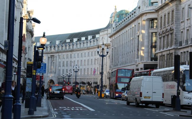 この後アンバッサダーシアターだったかな、そこに行きストンプを見に行きました。ロンドンに行くと毎回見ています。これで３回目だけどやっぱりたのしい（´ω｀）