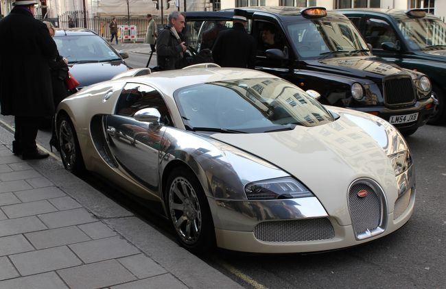 そいえばこの日うろうろしていると、高級そうなホテルの前にこの車が止まっていました。ブガティのヴェイロンです。世界一高い車でギネスに載っているとか。日本では滅多に見れない車なのに普通に路駐されてるなんて