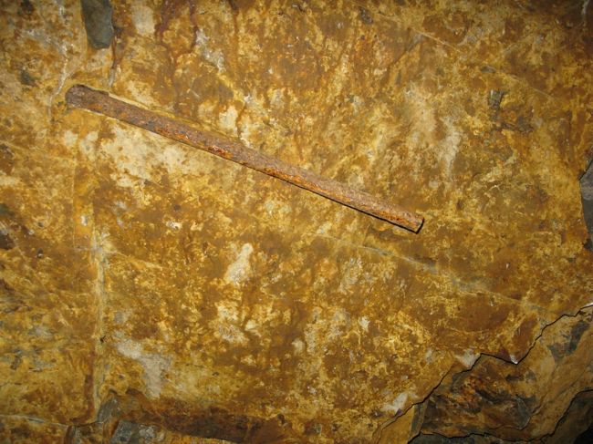 固い岩盤であった証拠がありました。<br /><br />"削岩機ロッド"<br />掘削中、刺さったまま抜けなくなったドリル。<br />他にも数か所ありました。<br /><br />この固い岩盤はとても掘削しづらく、人員と時間を要したそうです。