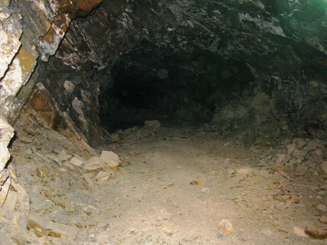 さて、この松代が大本営の地として選ばれた理由は主に、<br /><br />1.本州の陸地の最も幅の広いところにあり、近くに飛行場がある<br />2.固い岩盤で掘削に適し、10t爆弾にも耐えられる<br />3.山に囲まれ、地下工事をするのに十分な広さを持っている<br />4.現地の労働力が豊か<br />5.信州は神州に通じ、品格もある。<br /><br />というわけで、