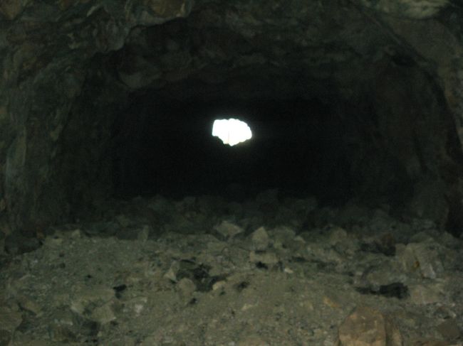 穴のむこうに光が!!<br /><br />こういった横穴が数十と左右にのびていました。