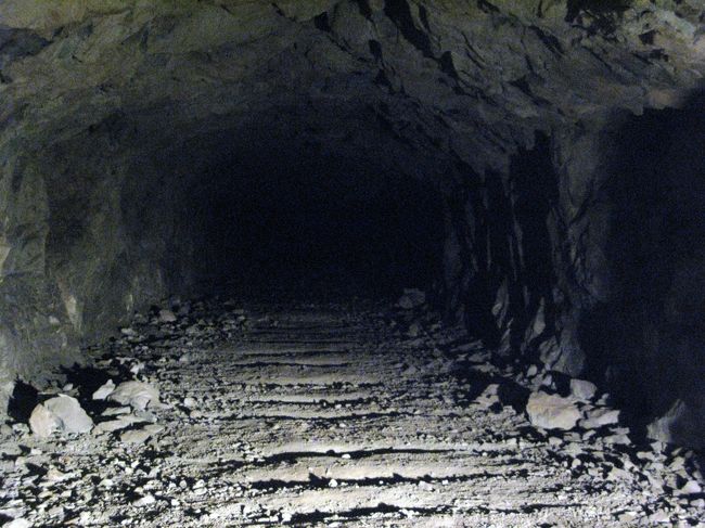 掘削した石はトロッコで壕外へ運んでいたため、<br />トロッコ跡ものこっていました。