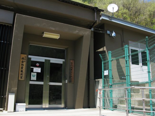 注目したいところは屋根や建物のコンクリートの太さ！<br /><br />当時の爆弾が落下しても破壊されない強度をもたせていたそうです。<br />中にも途中まで入れるので、見学。