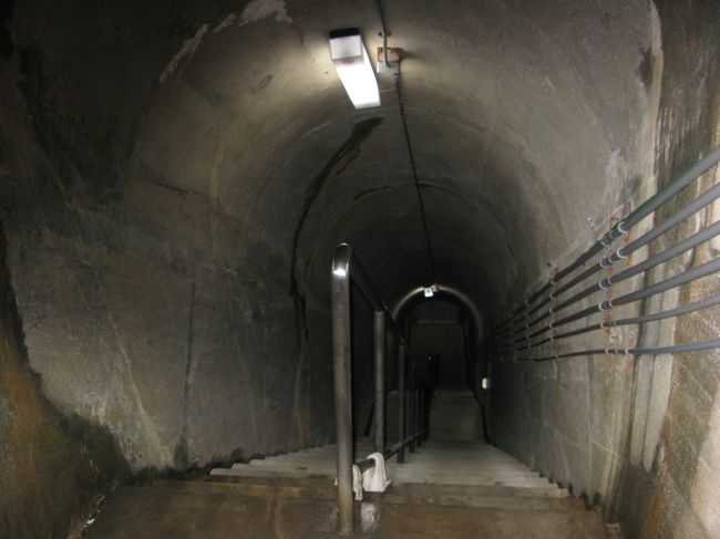 といっても通路のみですが。<br />壁も頑丈です。さすがは大本営が入る地下壕。しっかりしています。