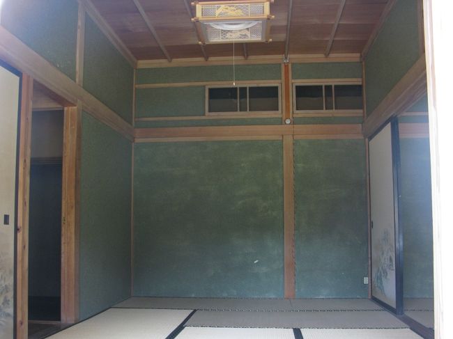 のぞいてみると…<br /><br />意外と質素なのね。普通の和室でした。<br />そうは言っても当時の日本の状況を考えると、<br />これでも立派につくられているのでしょうかね。<br /><br />ちなみに、この地震観測所では<br />定期的に施設見学会を行っているそうです。<br />詳しくは先述のwebで!!<br /><br />使われることなく、終戦をむかえた松代大本営。<br />これでよかった。<br /><br />いろいろ思うことはあれど、松代大本営の見学は以上！<br /><br />お腹がすいたので、ランチへむかいます。