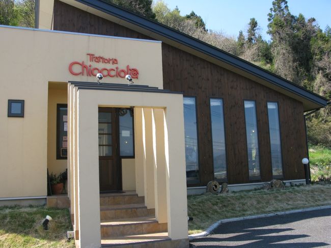 13:30<br />松代より北西へ。<br />長野市内の気になるイタリアンの店へ。<br />畑の中に突如現れます。<br /><br />*trattoria　CHOCCIOLA *<br />http://r.tabelog.com/nagano/A2001/A200101/20006063/<br /><br />ランチ時ということもあって、店内は賑やか。<br />少々待ちました。