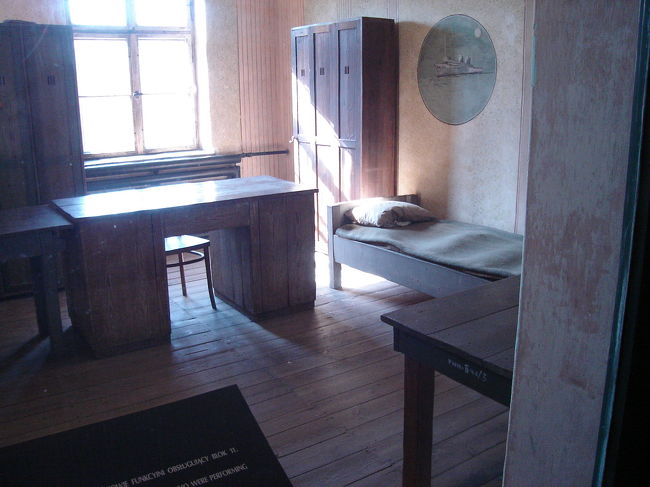 第11ブロック：2階<br /><br />囚人たちは生命の危機に瀕しながらも、SSに対して抵抗運動を試みた。収容所付近に住んでいるポーランド人と密かに連絡を取り、収容所内に食料品や医薬品を送り込むようにしたのである。収容所からはSS犯罪の資料が外に流された。囚人・SS隊員の名簿も外に送られていた。それらの資料などがナチスに見つからないように特別に作られた容器に入れられたり、暗号で手紙が送られることもあった。